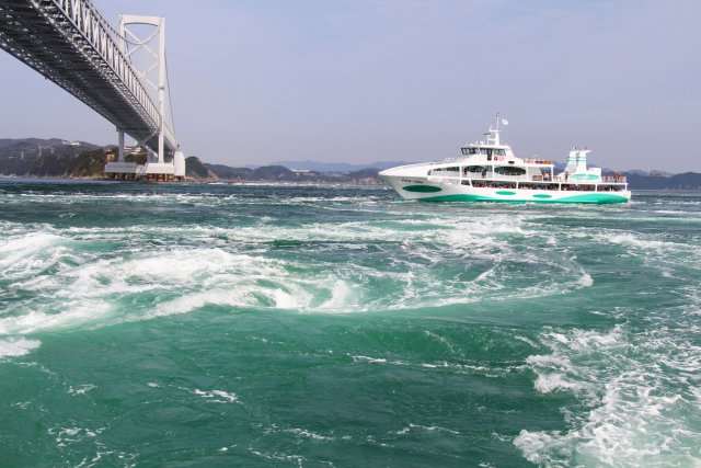 鳴門の渦潮（渦潮観潮船）