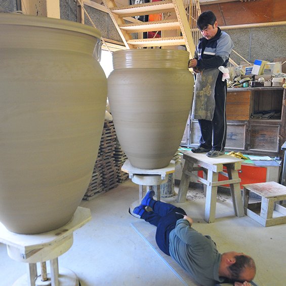 Ootani Ware (Traditional large pottery made with a one-of-a-kind technique)