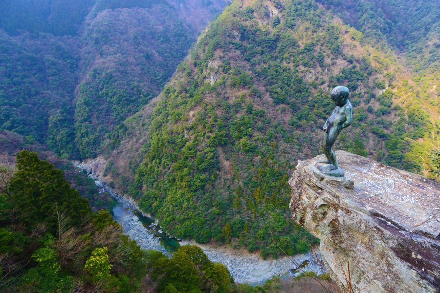 The Peeing Boy Of Iya Gorge What To See Do Tourism Shikoku