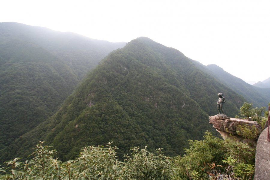 The Peeing Boy Of Iya Gorge What To See Do Tourism Shikoku