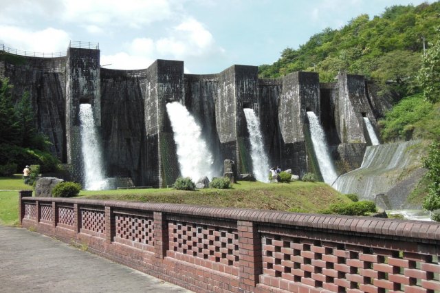 豊稔池堰堤（アーチダム）