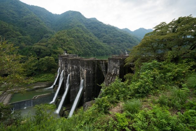 豊稔池堰堤（アーチダム）