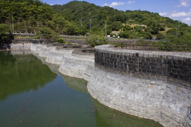 豊稔池堰堤（アーチダム）