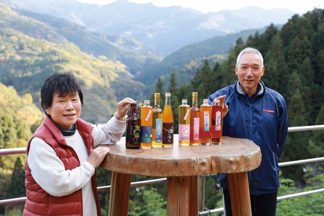 日本の原風景の中で、杉友夫妻と一緒に。自家栽培梅使用の梅酒を楽しむ癒しの空間