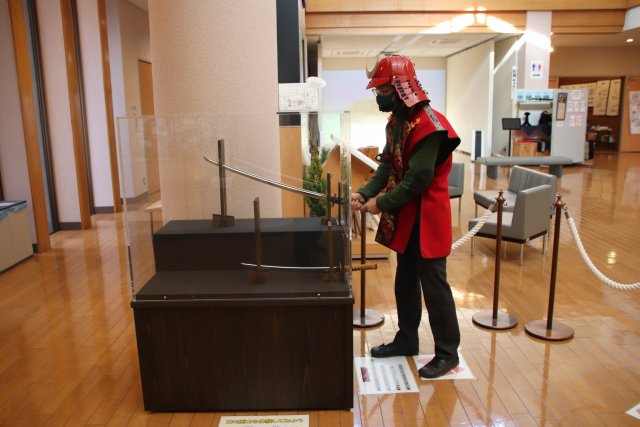 阿波海南文化村博物館で本物の海部刀を触る体験