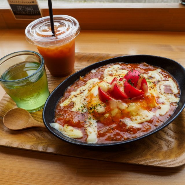 Tomato stand with Tomato and Cheese Omurice (omelet rice) in Hidakamura