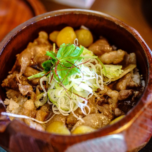 Tonkurimabushi (Pork and chestnut dish)