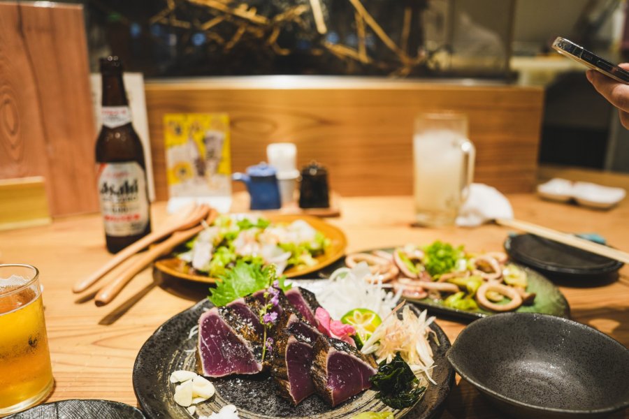 Enjoying Skipjack Tuna Tataki in Izakaya｜What to See & Do｜Tourism SHIKOKU