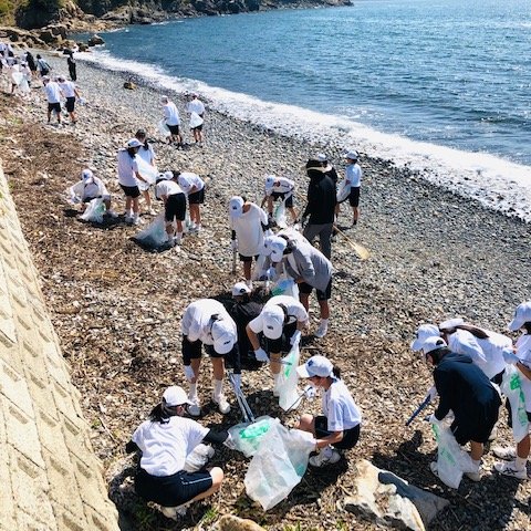 SDGs Protecting the marine abundance project - Learning from marine debris Marine clean-up on Shodoshima.