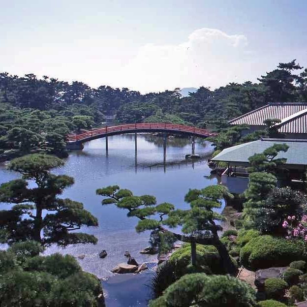 Programme to experience volunteering to clean up the Daimyo Gardens and learn about the origins and challenges of Nakatsu Banshoen Gardens.