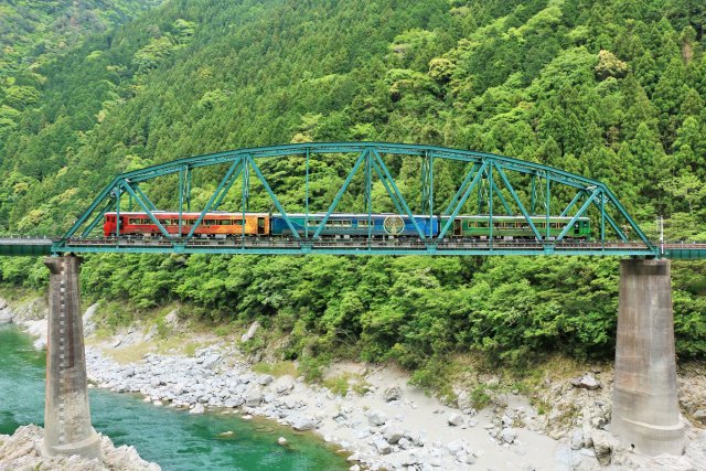 【鉄道旅】愛媛・松山から高知、徳島へ　鉄道で巡る歴史ある町並みと大自然　四国横断3泊4日モデルコース