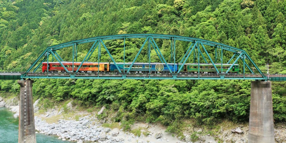 【鉄道旅】愛媛・松山から高知、徳島へ　鉄道で巡る歴史ある町並みと大自然　四国横断3泊4日モデルコース