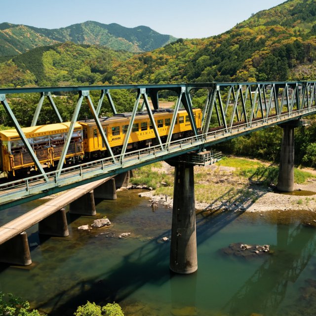 橋脚を渡る電車
