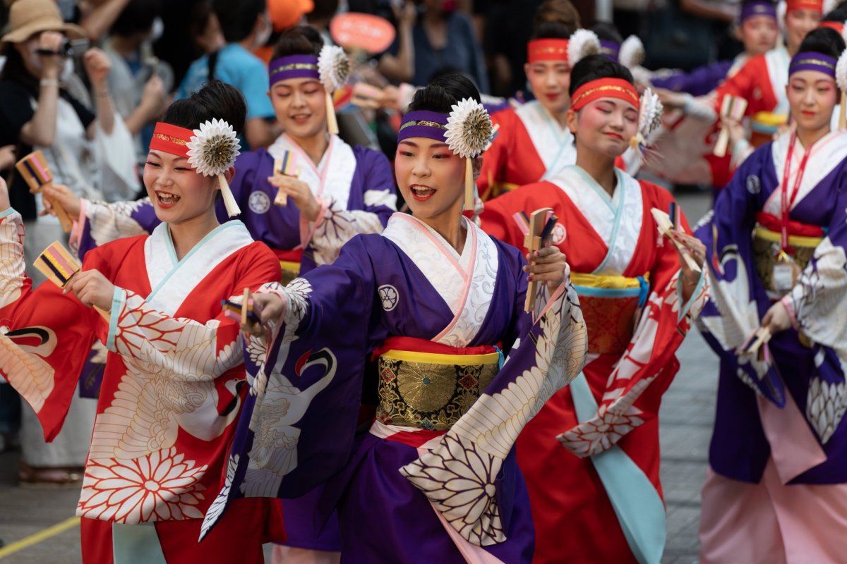 【高知】夏を彩る、熱気と躍動感溢れる「よさこい祭り」