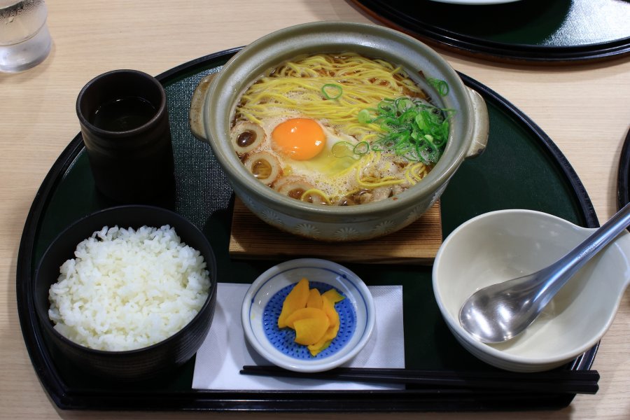 鍋焼きラーメンを味わい尽くす！たくあんが生み出す無限ループ