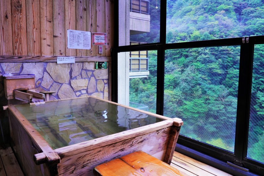 疲れたら天然の温泉も堪能