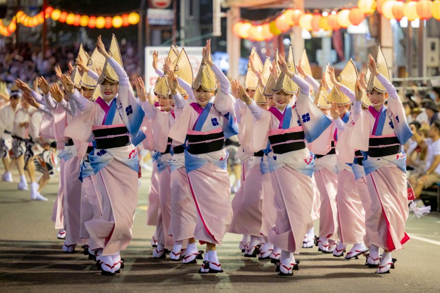 個性的な踊りと華麗な衣装と地域に根付いた「連」と呼ばれるグループごとに編成された踊り子