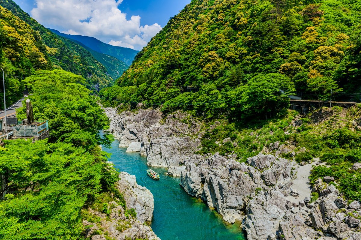 在大自然的寶庫“日本四國地區”，騎車，徒步，搭船等，穿行與秘境四國的島嶼，海洋，河流之間，盡情享受體驗型觀光旅行。